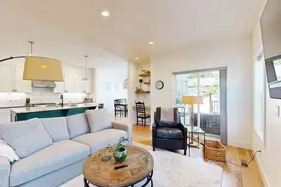 Image de Exquisite home in Boise with hot tub, washer/dryer, WiFi, and fireplace