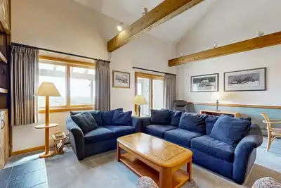 Image de 4br ski-in/out condo with wifi, washer/dryer & mountain view