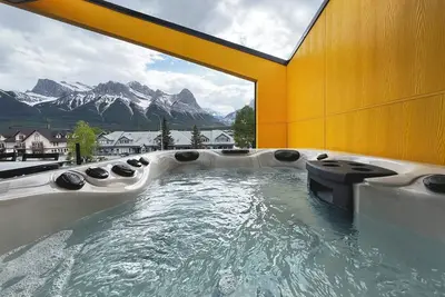 Image de 4 BRs with Epic Mountain View, Hot Tub, Garage Ev Port, Super High Ceiling