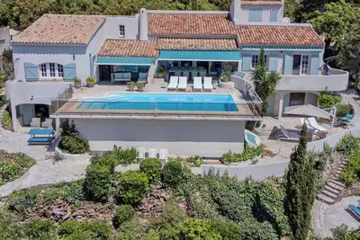 Image de Villa de luxe avec piscine chauffée et vue mer
