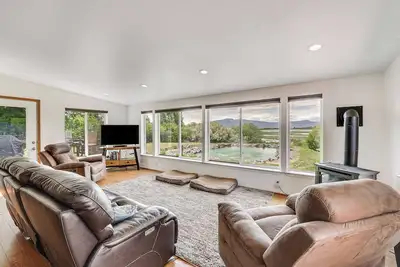 Image de Serene Home w/ On-Site Pond & Decks in Chiloquin!