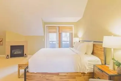 Image de 4-storey Cedar Ridge townhouse - Hot tub - Bbq