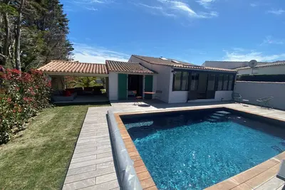 Image de Villa à 50 m de la plage à pied et sa piscine chauffée