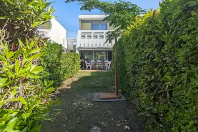 Duplex en bord de mer avec jardin privé et accès direct à la plage, climatisation, parking et internet.