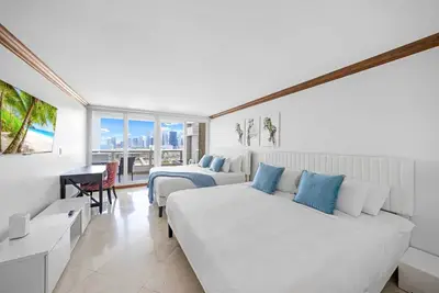 Image de Classic Interior Waterfront Residence | StayCozy