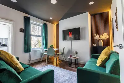 4 Bed House Contractor & Leisure: luxurious home nestled in the heart of Preston