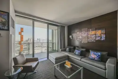 Image de High Floor Studio Strip View w/Open Balcony at Palms Place Td38*