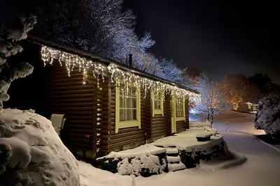 Image de Montana - 5 Star - Pet Friendly - Hot Tub - Scandinavian Log Cabin