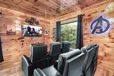 Image de Prime Location w/ Views! Full Game Rm & Movie Rm!