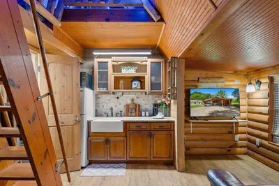 Image de Beautiful Cabin in a great neighborhood and minutes from Baton Rouge! !