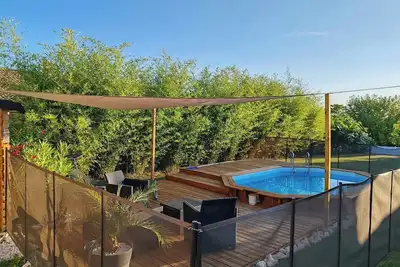 Image de Maison dans la Drôme avec piscine, au pied du Vercors. Animaux acceptés.