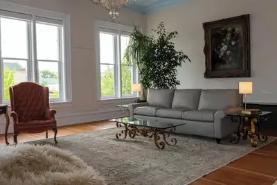 Image de Spacious Condo: Historic Boutique Rental in Downtown Edgerton