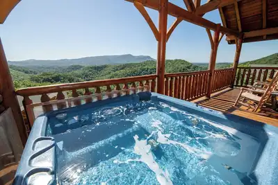 Image de *Romantic 2bd Cabin w/ Hot Tub! Foosball + Views! *