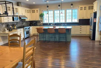Image de Spacious Farmhouse, quiet country setting, huge kitchen. Great for gatherings!