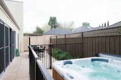 Image de Townhouse on McKinlay - Central, spacious, luxurious 3 bdrm w/ hot tub & Foxtel