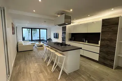 Image de Spacious 4 Bedroom Town House
