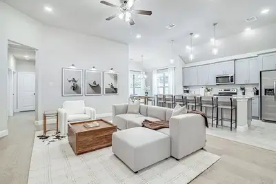 Image de Home Sweet 'Holy Cow, Is This Really a Rental?' Home