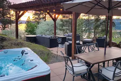 Image de 'Summit Solitude' Hot Tub & Views in Harrison!