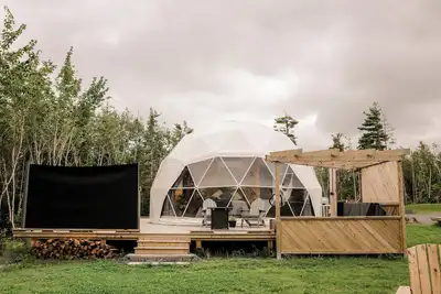 Image de Tranquility Dome – Waterfront Retreat, Fully Accessible & Hot Tub Included