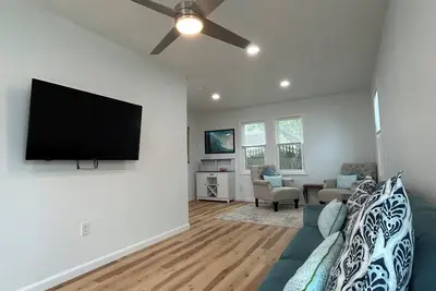 Image de Beach Cottage Newly Renovated. Walking distance to the beach.