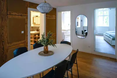 Image de Appartement-Design-Salle de bain privée séparée-Vue ville-Modernisierter Altbau