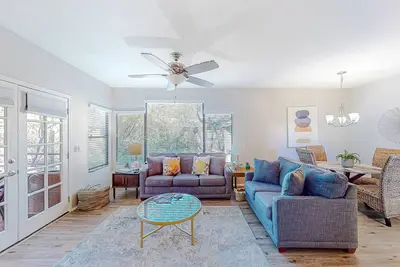 Image de Snowbird-friendly condo with 2 pools, hot tub, gym, mtn views, balcony, Bbq