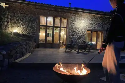 Image de Superbe maison de campagne authentique, dans la forêt et la magie de la nature.