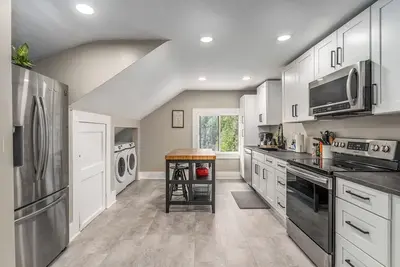 Image de The Loft on 13th~Modern & Cozy!