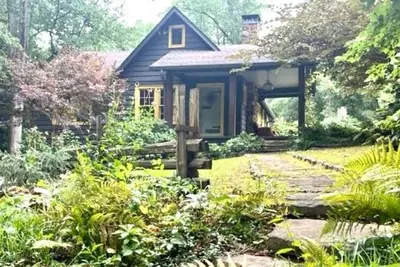 Image de Creative Retreat Within the City - Yellow Windows Cottage and Woodland Garden