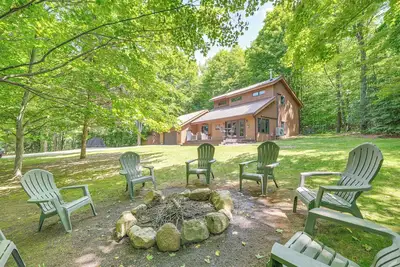 Image de Alden Home w/ Fire Pit: Steps to Torch Lake!