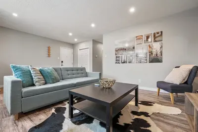 Image de Modern and Cozy 2 Bedroom Retreat Near Dt & Airport; Fully Renovated in 2024!
