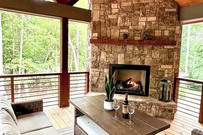 Image de Stunning Luxe cabin w/ hot tub, indoor & outdoor fireplace