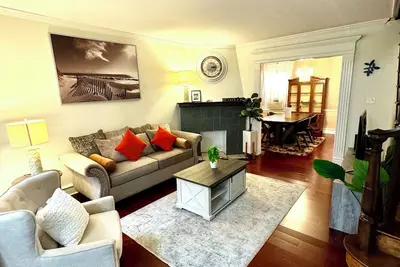 Image de Retreat to this harmonious and tranquil home in the quiet neighborhood