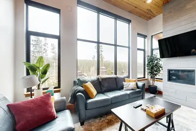 Image de Dog-friendly house with private hot tub & mountain views - near ski resort