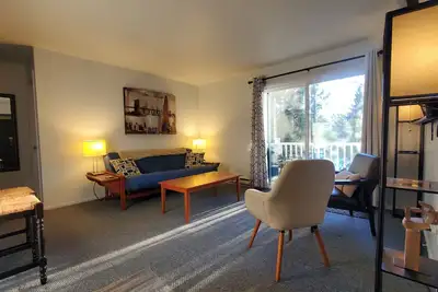 Image de The New Yorker 2 Hrs to Pittsburgh, Buffalo 1hr, Cleveland 1hr 15 & Erie 20 Min