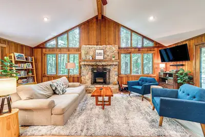 Image de Creek Access & Deck: Family Pocono Pines Cottage