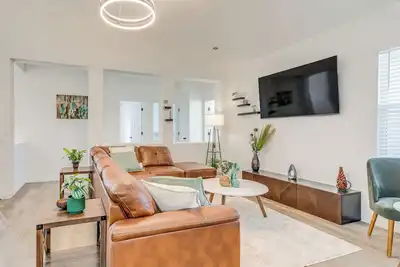 Image de Seasonal Pool, Balcony: Quiet & Cozy Aurora Condo!