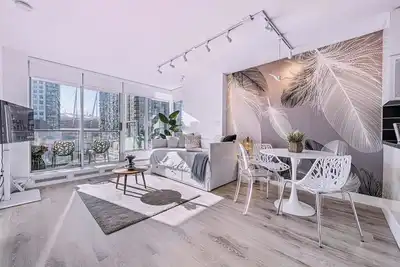 Image de Downtown Vancouver next to the SkyTrain, Bc Place, Rogers Arena, Casino, shops. .