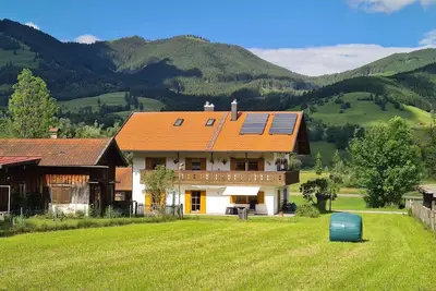Image de neue, gemĂĽtliche Fewo mit Terrasse und Bergblick inmitten der Ammergauer Alpen