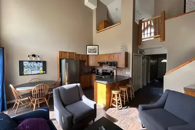 Image de 1 bedroom plus loft bedroom and ski hill view