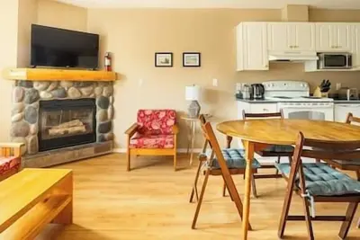 Image de 3 Level Condo - Nr Alpine Resort - Free Parking