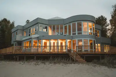 Image de Stunning Lakefront Retreat with Private Beach, sleeps 12 people!