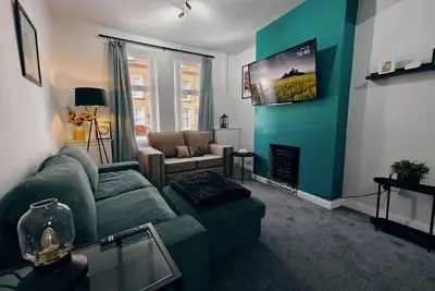 Image de Ravenhill road Belfast. This stylish place to stay is perfect for group trips.