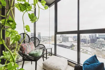 Image de Serene botanical oasis with city views and sunroom