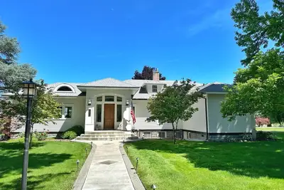 Image de Luxury Historic Riverfront Home