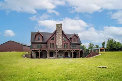 Image de Rustic Log Retreat on Eleven Acres. Sleeps 24. Pond and close to Intel.