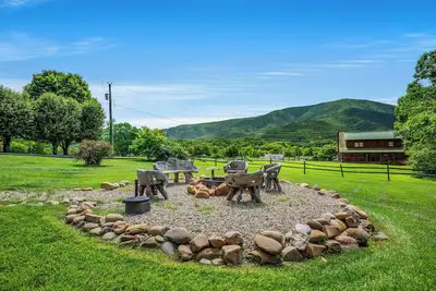 Image de *Amazing 3bd Cabin w/ Hot Tub! Pool + Fire Pit! *