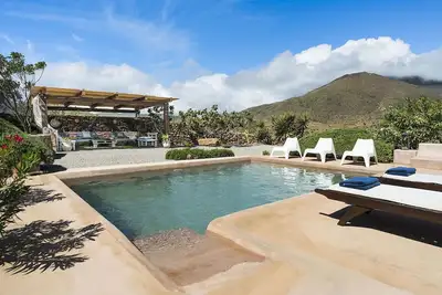 Image de Dammuso avec piscine et extérieurs enchanteurs