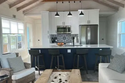Image de Green Turtle Cay Cottage. Sweet new cottage just steps from Bita Bay beach.