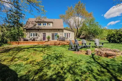 Image de Escarpment Escape - 1 Bedroom Loft Cottage: Huge Deck, Panoramic views, Trails